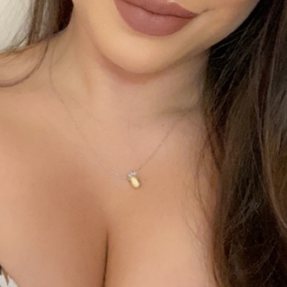 Kay Jewelers Gold & Diamond Pineapple necklace - Picture 2 of 3